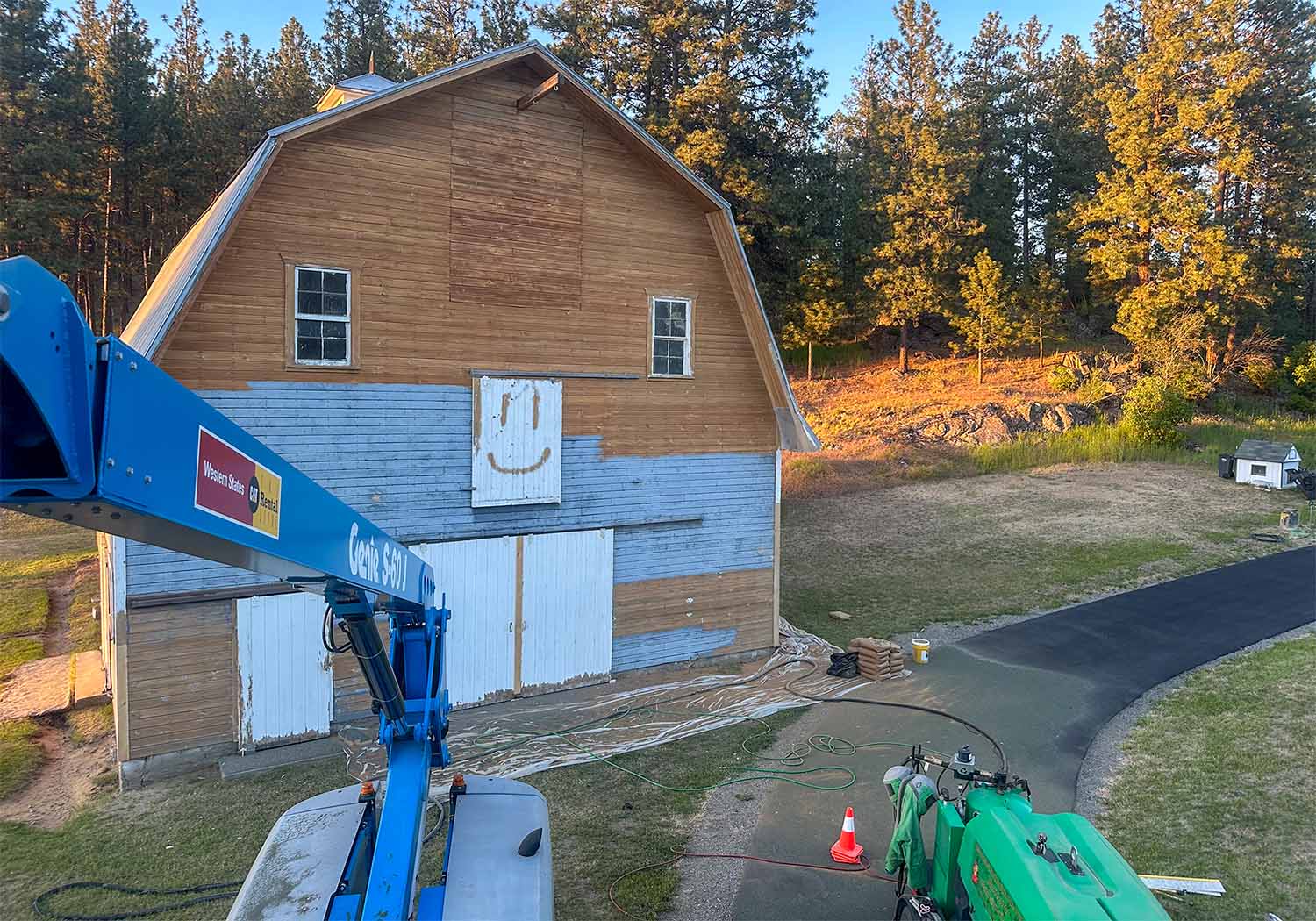 Wood Barn Blast In Progress with Lift and 500 Mobile S